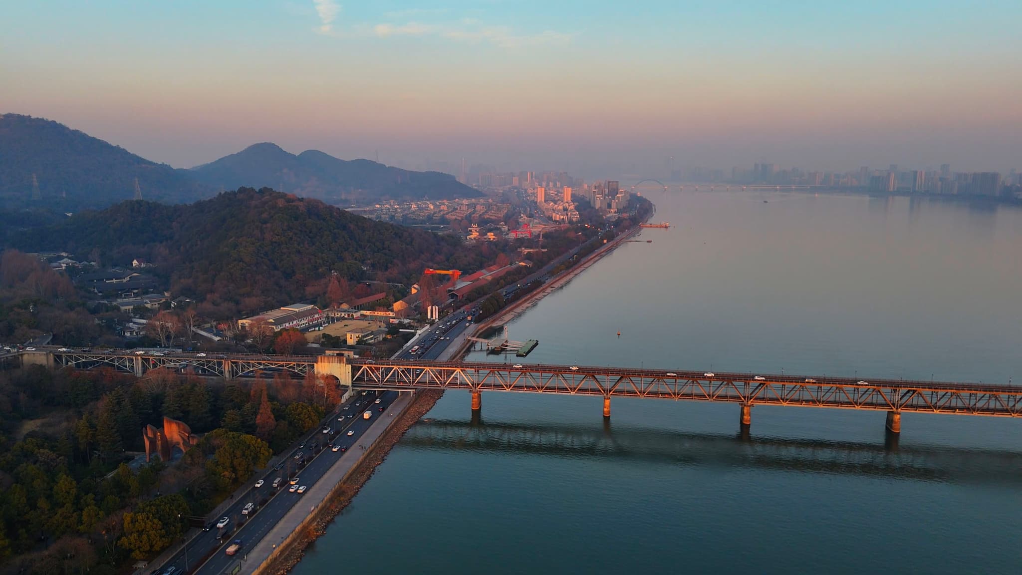 窗边暖光与街景