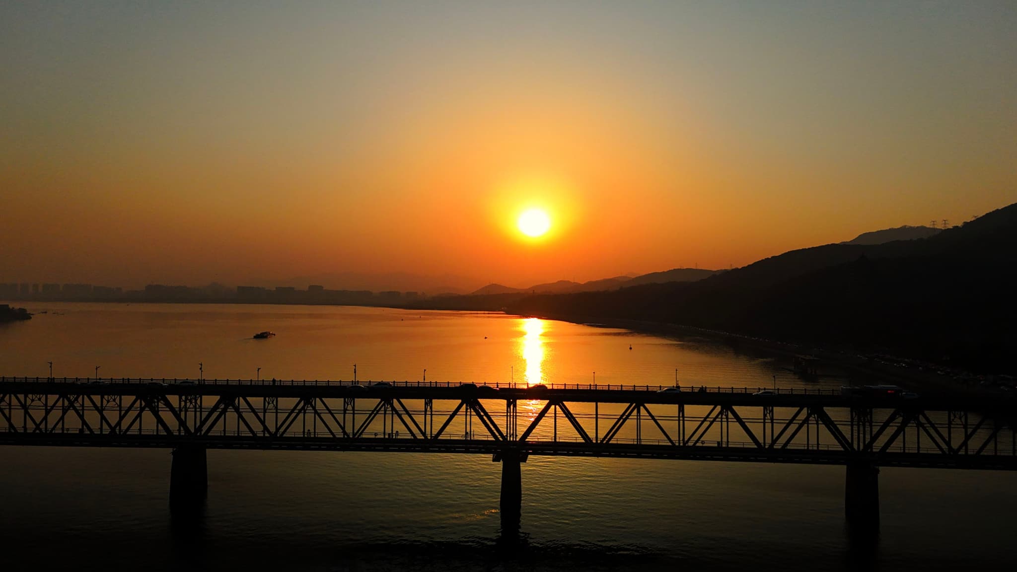 城市河岸与暮色天空